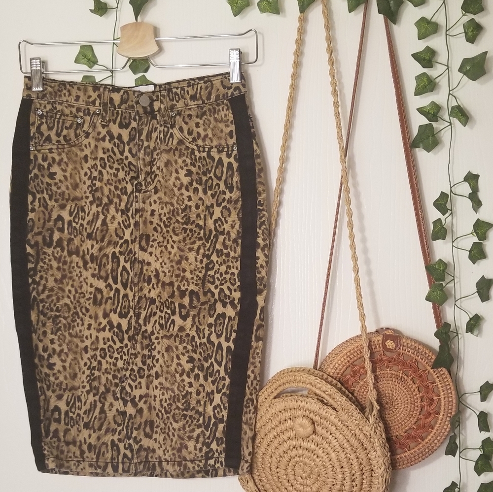 Skirted fancy leopard stretchy denim skirt size XS